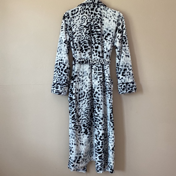 Soma Intimates & Sleepwear Soma Snow Leopard Long Robe Black And